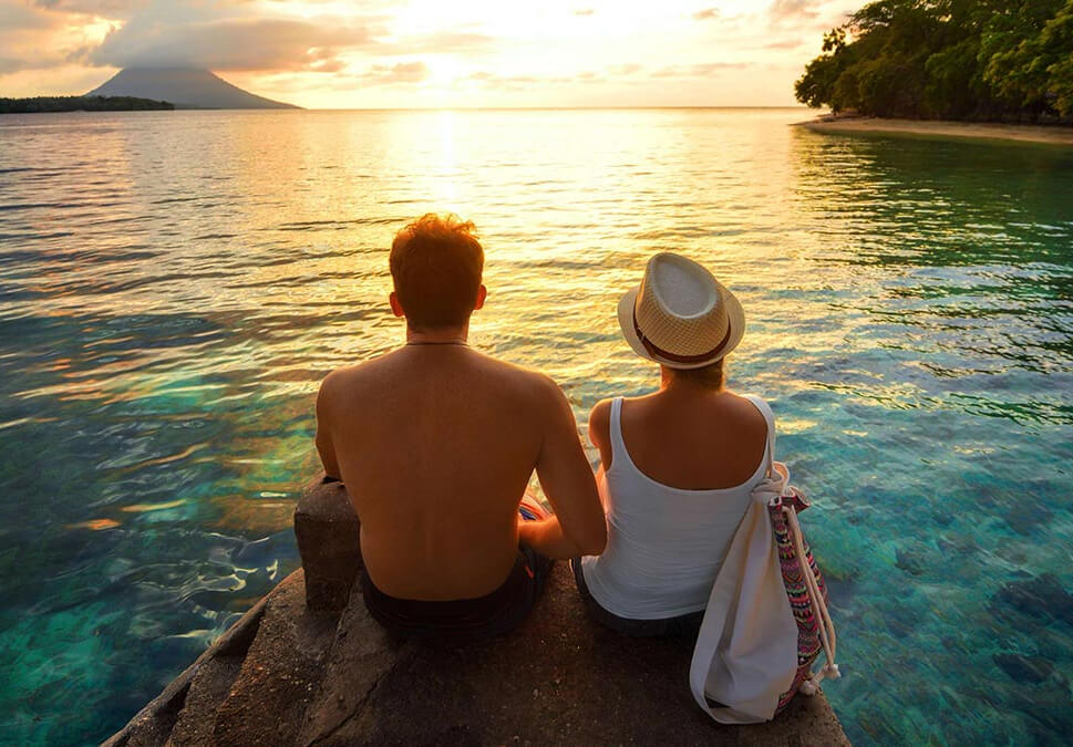coppia che guarda il tramonto